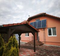 Bungalov za bezkonkurenčnú cenu Martin n. Žitavou - Rodinný dom v Martin nad Žitavou so solárnymi panelmi a altánkom na terase.