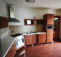 Bungalov za bezkonkurenčnú cenu Martin n. Žitavou - Kuchyňa s dreveným dekorom, vstavané spotrebiče a rohové skrinky v rodinnom dome.