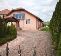 Bungalov za bezkonkurenčnú cenu Martin n. Žitavou - Rodinný dom v Martin nad Žitavou na Hlavnej ulici so solárnymi panelmi a vydláždeným dvorom.