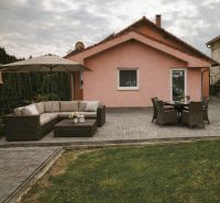 Bungalov za bezkonkurenčnú cenu Martin n. Žitavou - Rodinný dom v Martinovi nad Žitavou na Hlavnej ulici s terasou a záhradným sedením.