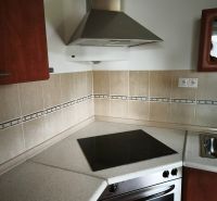 Bungalov za bezkonkurenčnú cenu Martin n. Žitavou - Kuchyňa v rodinnom dome s nerezovým digestorom a elektrickou varnou doskou.