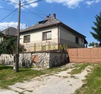 Pekný 3 izbový rodinný dom s veľkým pozemkom v Prievaloch - Rodinný dom v Prievaloch s kamenným plotom a kovovou bránou.