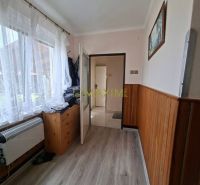 Pekný 3 izbový rodinný dom s veľkým pozemkom v Prievaloch - Chodba v rodinnom dome s podlahou s dreveným dekorom a dreveným obkladom.