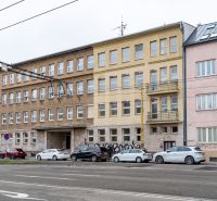 Kompletne zariadený 2-izbový byt v centre mesta - Budova so štyrmi poschodiami a graffiti na prízemí v Košiciach - Starom Meste.