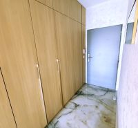 PRENÁJOM 2 izbový, nadštandardný byt-terasa,záhrada,2x parking GALANTA - Chodba v 2-izbovom byte s úložnými priestormi a podlahou s mramorovým dekorom.