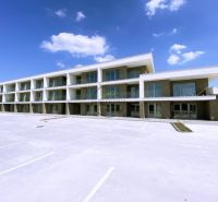 PRENÁJOM 2 izbový, nadštandardný byt-terasa,záhrada,2x parking GALANTA - V Galante sa nachádza trojposchodový komplex s parkovacím priestorom pred budovou.