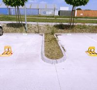 PRENÁJOM 2 izbový, nadštandardný byt-terasa,záhrada,2x parking GALANTA - Parkovisko s mladými stromami a skladmi v pozadí v Galante, vhodné pre 2-izbový byt.