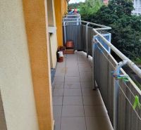 Prenájom 3 izbový byt, Teplická ulica, Bratislava III. Nové Mesto - Balkón v 3-izbovom byte s výhľadom na zeleň v Bratislave, Novom Meste na Teplickej.