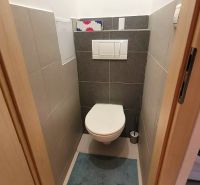 Prenájom 3 izbový byt, Teplická ulica, Bratislava III. Nové Mesto - Kompaktná toaleta s dlažbou a koberčekom v 3-izbovom byte.