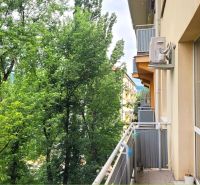 Prenájom 3 izbový byt, Teplická ulica, Bratislava III. Nové Mesto - Balkón 3-izbového bytu na Teplickej ulici v Bratislave - Novom Meste so zeleňou.