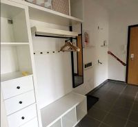 Prenájom 3 izbový byt, Teplická ulica, Bratislava III. Nové Mesto - Predsieň s dlažbou a úložnými priestormi v 3-izbovom byte.