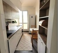 Prenájom 3 izbový byt, Teplická ulica, Bratislava III. Nové Mesto - Úzka kuchyňa v 3-izbovom byte s bielymi skrinkami a tmavou podlahou.