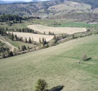 Čierny Balog – 2.730 INVESTIČNÝ pozemok v podiele 1/1 - Kopcovitá krajina v Čiernom Balogu s poľnohospodárskymi a lesnými pozemkami plná stromov a lúk.