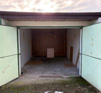 PREDAJ – Garáž na predaj v meste Galanta za kaštieľom  - Otvorená garáž v Galante so sivou podlahou a zelenými dverami.