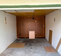 PREDAJ – Garáž na predaj v meste Galanta za kaštieľom  - Garáž s bielymi stenami a drevenými prvkami vo vnútri, miestnosť bez okien.