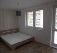 KRÁSNA ZARIADENÁ 1,5 izbová NOVOSTAVBA - Svetlá spálňa s manželskou posteľou, oknami, nachádza sa na ulici Muškátová, v 2-izbovom byte.