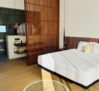 VILA AURA – FREE HOLD VLASTNÍCTVO S PRIAMYM VÝHĽADOM NA SOPKU AGUNG - Spálňa v rodinnom dome s podlahou s dreveným dekorom, drevenou priečkou a kruhovým kobercom.