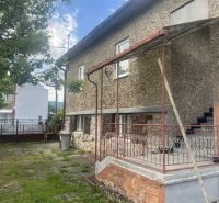 Rodinný dom zo záhradou - Rudná - Rodinný dom v Rudnej s vonkajšou terasou a záhradkou.