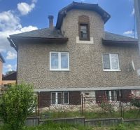 Rodinný dom zo záhradou - Rudná - Rodinný dom v Rudnej so záhradou a škridlovou strechou.