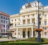 2 izb.byt, TEHLA, PARKING, BA I. St. Mesto, Grösslingova - Historická budova Slovenského národného divadla na Hviezdoslavovom námestí v Bratislave so zeleňou.