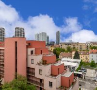 2 izb.byt, TEHLA, PARKING, BA I. St. Mesto, Grösslingova - Výhľad na moderné budovy a obytné domy z Grösslingovej ulice v Bratislave.