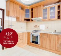 2 izb.byt, TEHLA, PARKING, BA I. St. Mesto, Grösslingova - Kuchyňa s plynovým sporákom a umývačkou, podlaha s dreveným dekorom v 2-izbovom byte.