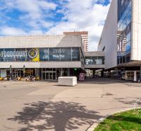 2 izb.byt, TEHLA, PARKING, BA I. St. Mesto, Grösslingova - Obchodné centrum v Bratislave s reštauračnou zónou a vonkajším posedením pred kaviarňou.