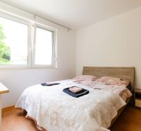 – PRENÁJOM – 2 IZBOVÝ BYT – TUPEHO – NOVÉ MESTO  - Spálňa v 2-izbovom byte s oknom, posteľou a podlahou s dreveným dekorom.