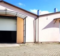 Skladové priestory Ilava - Sklady a haly na ulici Kpt. Nálepku v Ilave s rampou a garážovými bránami.