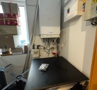 Podnikateľské priestory v  širšom centra mesta Nové Zámky, prízemie - Interiér obchodných priestorov s pracovným stolom a náradím v miestnosti.