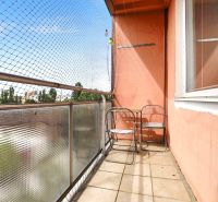 Predaj príjemný 2 izbový byt, Rovníková ulica, Bratislava II. Ružinov - Balkón v 2-izbovom byte na Rovníkovej ulici v Bratislave - Ružinove s jednoduchým nábytkom.