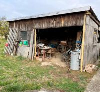 PREDAJ - Veľký rodinný dom s krásnym pozemkom – Pata (20 km od Nitry) - Drevená šopa pri rodinnom dome na Hlohoveckej ulici v obci Pata, obklopená trávou.
