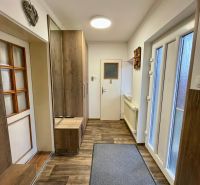 PREDAJ - Veľký rodinný dom s krásnym pozemkom – Pata (20 km od Nitry) - Interiér rodinného domu s podlahou s dreveným dekorom, vstavanou skriňou a presklenými dverami.