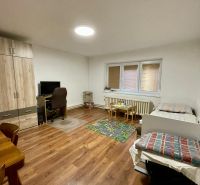 PREDAJ - Veľký rodinný dom s krásnym pozemkom – Pata (20 km od Nitry) - Obývacia izba s podlahou s dreveným dekorom v rodinnom dome, obsahujúca posteľ a pracovný stôl.