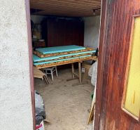 PREDAJ - Veľký rodinný dom s krásnym pozemkom – Pata (20 km od Nitry) - V rodinnom dome na Hlohoveckej ulici v Pate je sklad s dreveným stropom.