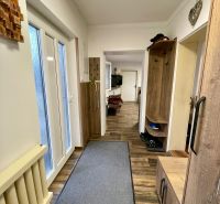 PREDAJ - Veľký rodinný dom s krásnym pozemkom – Pata (20 km od Nitry) - Chodba v rodinnom dome s podlahou s dreveným dekorom a predsieňovým nábytkom.