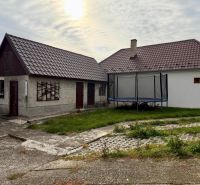 PREDAJ - Veľký rodinný dom s krásnym pozemkom – Pata (20 km od Nitry) - Rodinný dom na Hlohoveckej ulici v obci Pata s trampolínou na dvore.