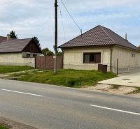 PREDAJ - Veľký rodinný dom s krásnym pozemkom – Pata (20 km od Nitry) - Rodinný dom na ulici Hlohovecká v obci Pata s hnedou sedlovou strechou.