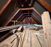 PREDAJ - Veľký rodinný dom s krásnym pozemkom – Pata (20 km od Nitry) - Povala rodinného domu s drevenými trámami a rôznym stavebným materiálom.