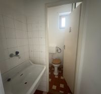 PREDAJ - Rodinný dom s investičným potenciálom - Nové Zámky - Kúpeľňa s umývadlom a toaletou v rodinnom dome.