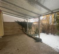 PREDAJ - Rodinný dom s investičným potenciálom - Nové Zámky - Zastrešená terasa a zasnežená záhrada pri rodinnom dome na ulici T. Vansovej v Nových Zámkoch.