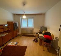 PREDAJ - 4-izbový rodinný dom s garážou, tichá lokalita, Svätoplukovo - Miestnosť v rodinnom dome s podlahou s dreveným dekorom a nábytkom.