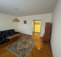 PREDAJ - 4-izbový rodinný dom s garážou, tichá lokalita, Svätoplukovo - Obývacia izba v rodinnom dome s podlahou s dreveným dekorom a koberec.