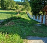 VRÍCKO - Stavebný pozemok vo výmere 1036 m2, okr.Martin - Pozemky na bývanie vo Vrícku s plotom, trávou a stromami, ideálne pre prírodu blízke bývanie.