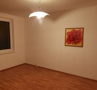 REZERVOVANÉ - Izba v 3-izbovom byte s podlahou s dreveným dekorom a maľbou ruže.