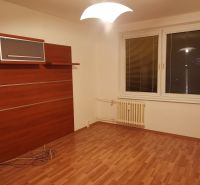 REZERVOVANÉ - Izba s podlahou s dreveným dekorom, bielymi stenami a nástennou skriňou v 3-izbovom byte.
