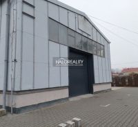 Prenájom, skladový priestor Košice Džungľa - Skladová hala v KE - Džungľa s plechovou fasádou a dlažbou pred vstupom.