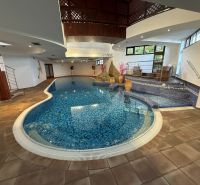 NA PREDAJ: Zabehnutý hotel Amália s wellnesom v srdci Vysokých Tatier - V Hoteloch a penziónoch je krytý bazén s mozaikovou dlažbou a posedením.