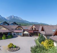NA PREDAJ: Zabehnutý hotel Amália s wellnesom v srdci Vysokých Tatier - Hotel a penzión v Novej Lesnej s horským pozadím.