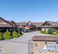 NA PREDAJ: Zabehnutý hotel Amália s wellnesom v srdci Vysokých Tatier - Exteriér Hotely a penzióny v Novej Lesnej s výhľadom na reštauráciu a okolie.